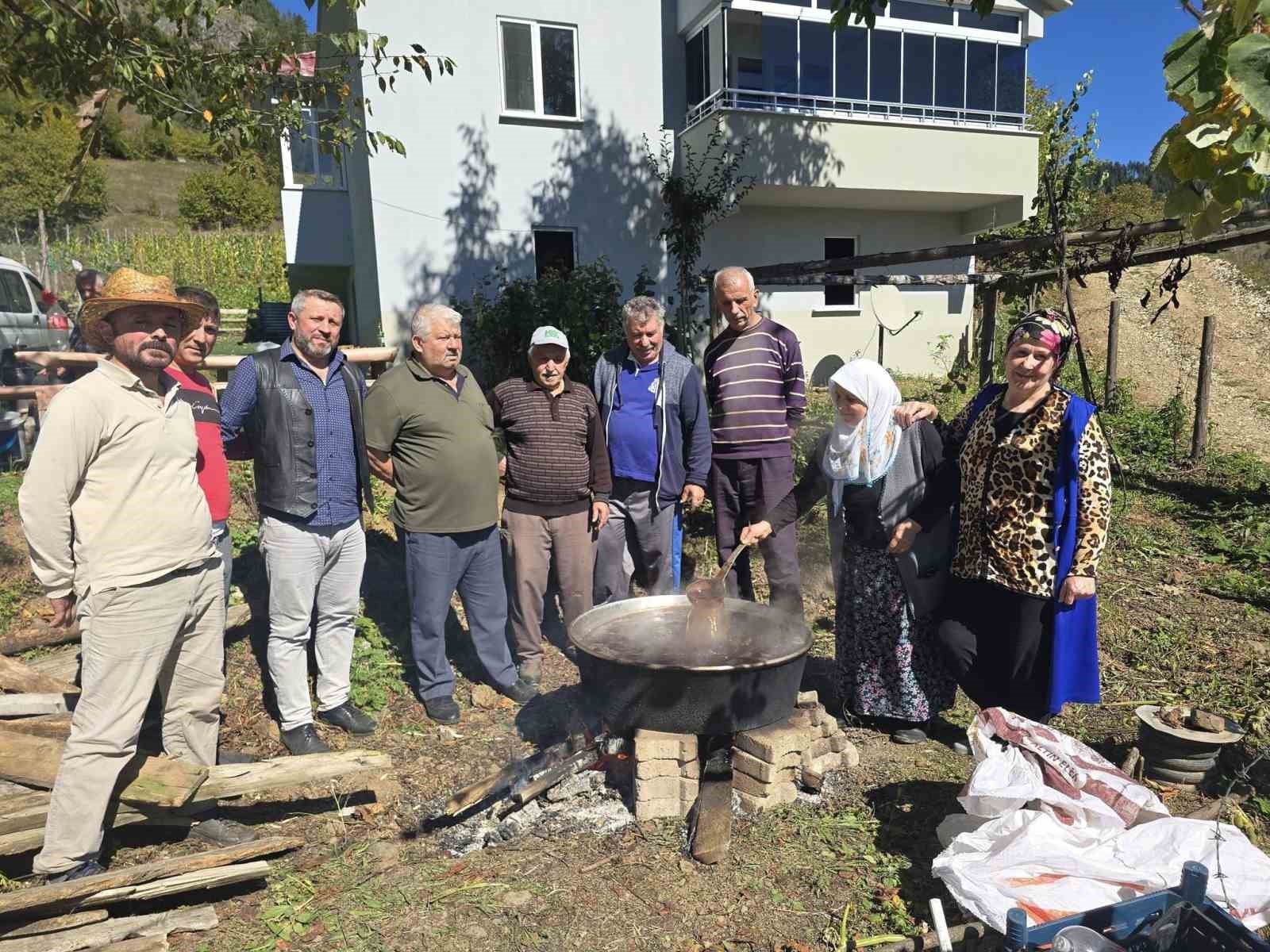 Giresun’un Kulakkaya Yaylası’nda geleneksel armut pekmezi yapımı başladı
