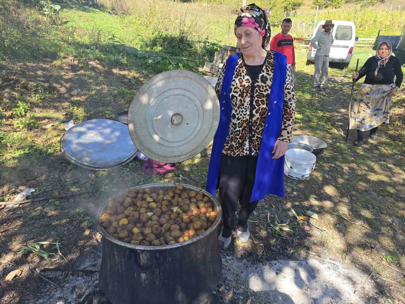 Giresun’un Kulakkaya Yaylası’nda geleneksel armut pekmezi yapımı başladı
