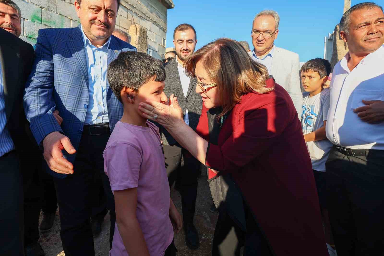 Başkan Şahin, doğuştan kulağı olmayan Sabri’nin hayallerine dokundu
