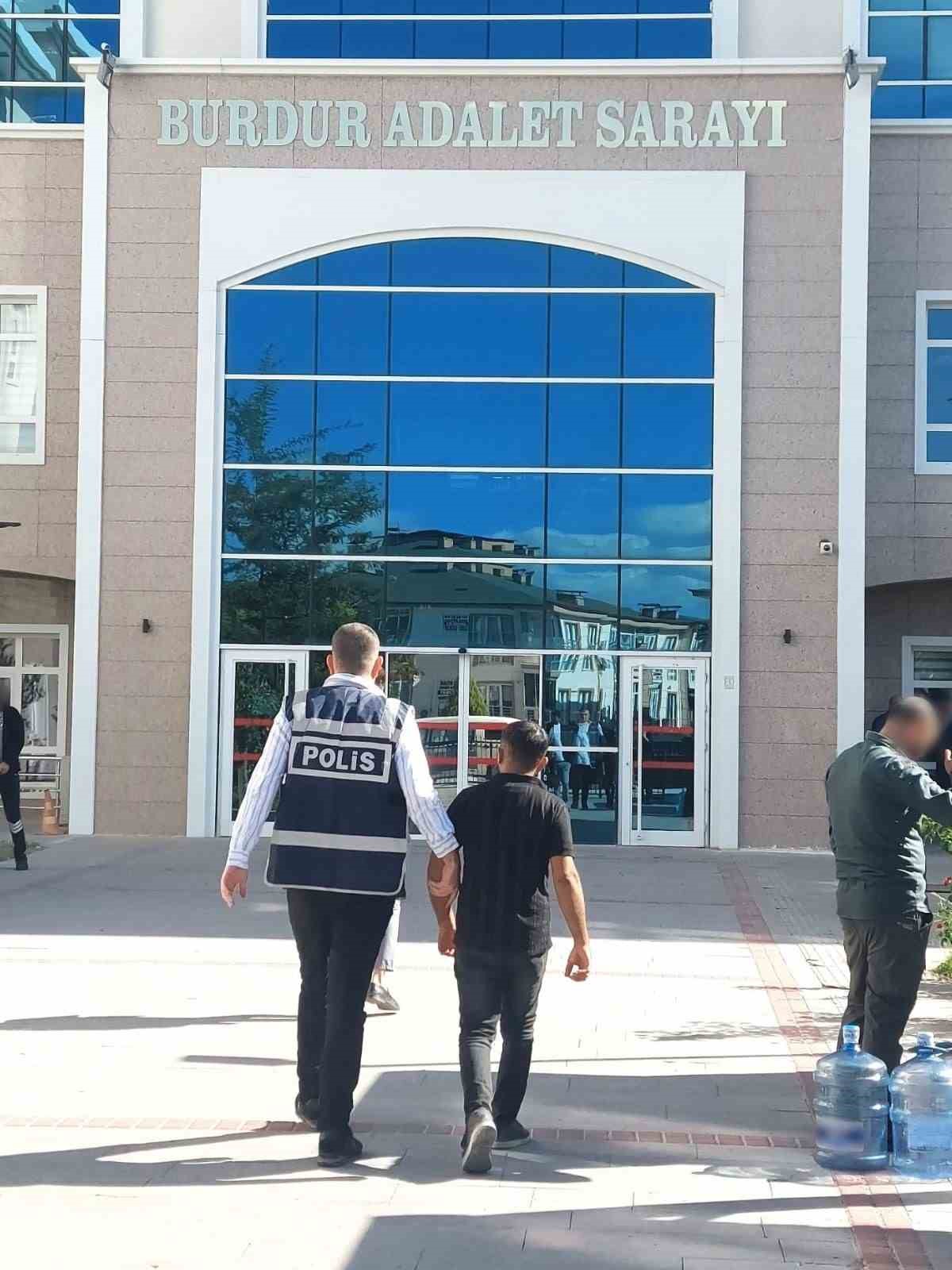 Burdur’da camideki sadaka kutusundan para çalan hırsız tutuklandı
