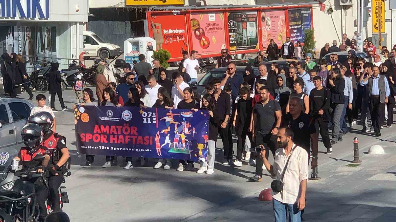 Karaman’da “Amatör Spor Haftası” etkinlikleri kortej yürüyüşü ile başladı
