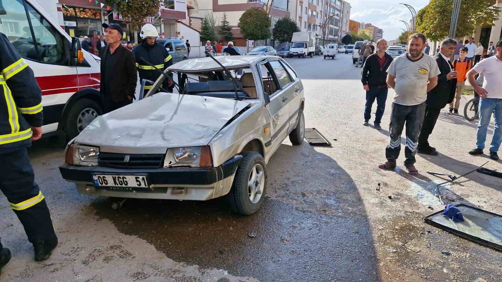 Kaldırıma çarpan otomobil takla attı: 2 yaralı
