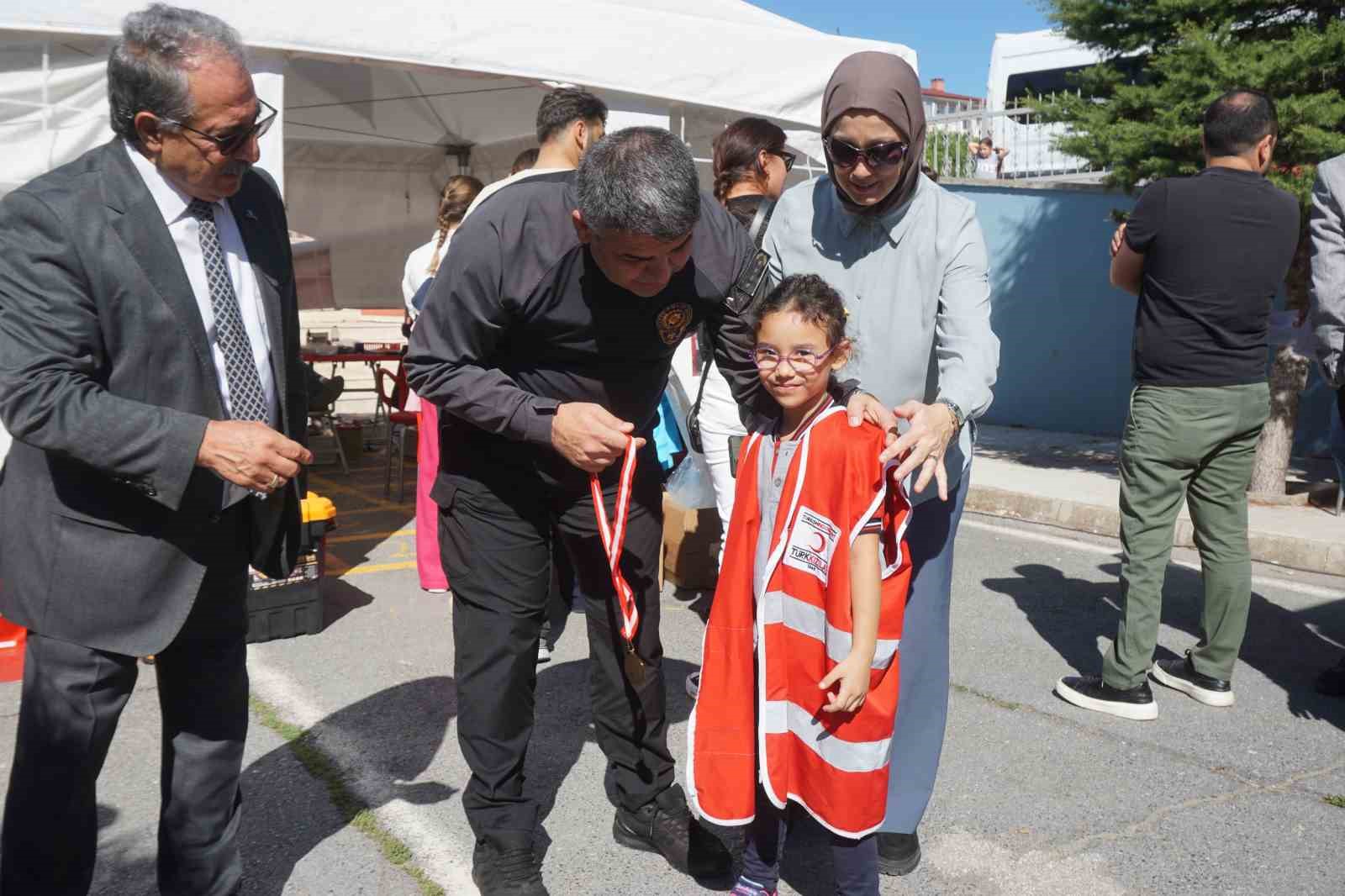 Kan bağışçısı getiren öğrenciye madalya veriliyor
