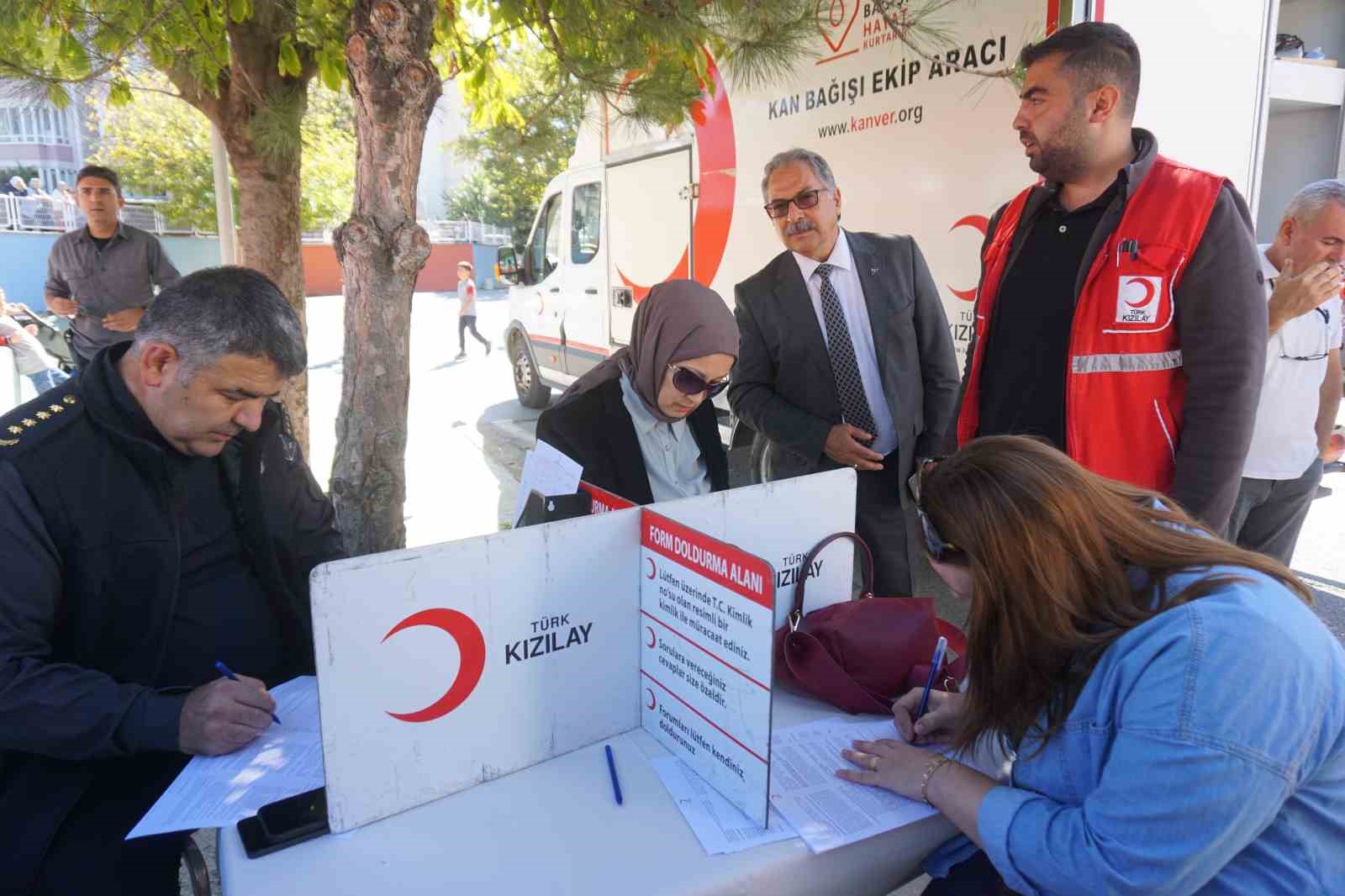 Kan bağışçısı getiren öğrenciye madalya veriliyor
