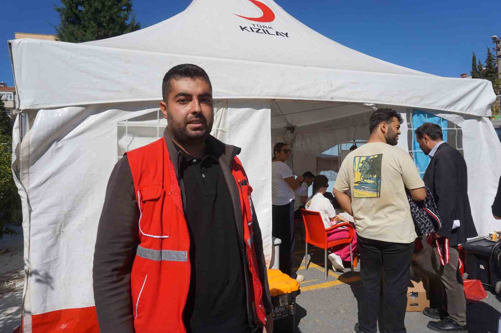 Kan bağışçısı getiren öğrenciye madalya veriliyor
