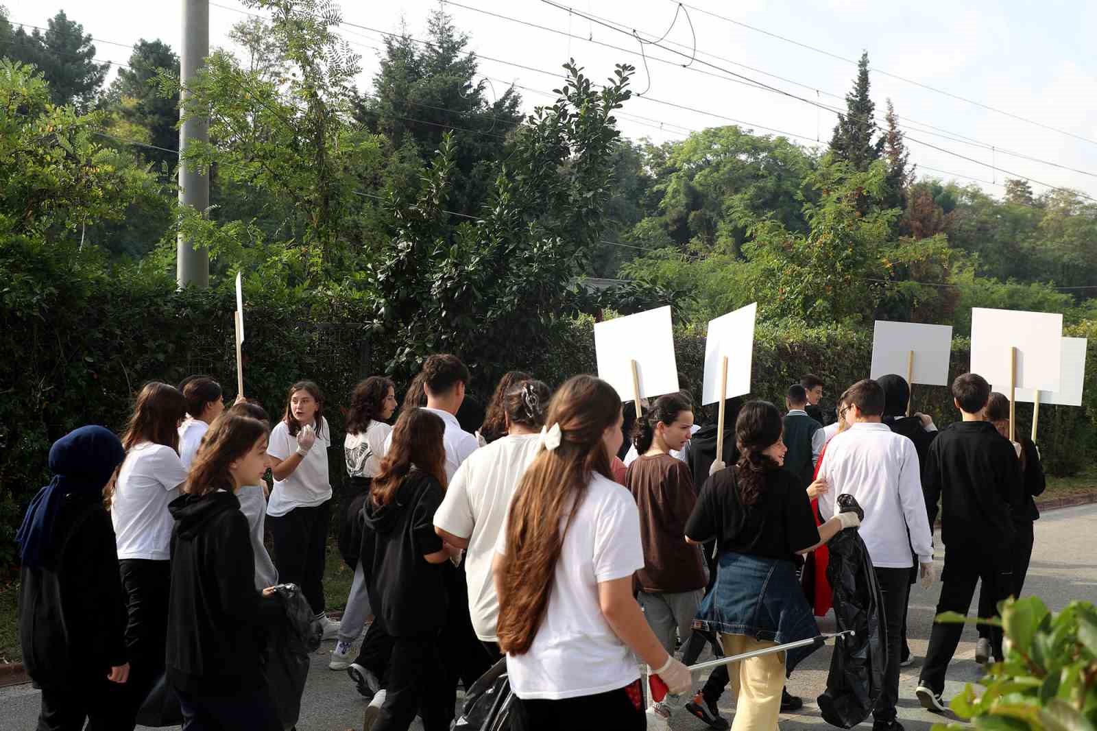 Ellerinde çöp ve pankartlarla Sapanca Gölü’nden çağrı yaptılar: “Doğanın varlığı tüm canlılar için elzemdir”
