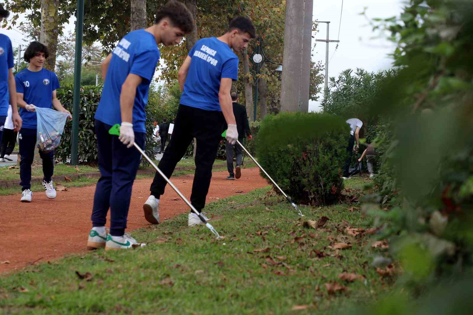 Ellerinde çöp ve pankartlarla Sapanca Gölü’nden çağrı yaptılar: “Doğanın varlığı tüm canlılar için elzemdir”
