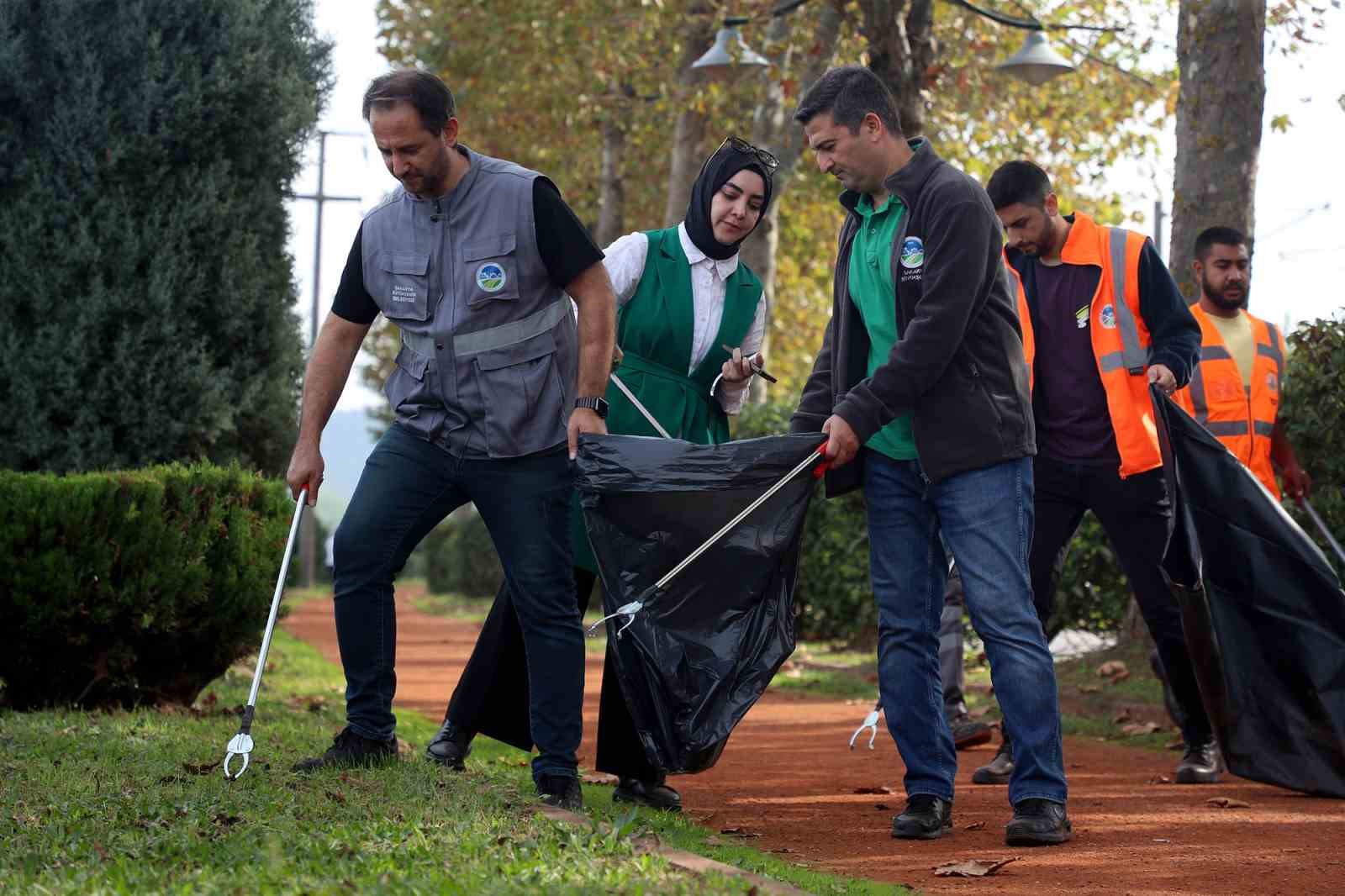 Ellerinde çöp ve pankartlarla Sapanca Gölü’nden çağrı yaptılar: “Doğanın varlığı tüm canlılar için elzemdir”
