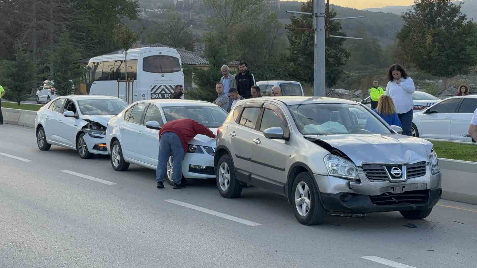 Bolu’da zincirleme kazada 4 araç birbirine girdi
