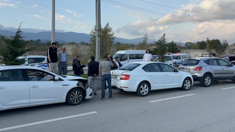 Bolu’da zincirleme kazada 4 araç birbirine girdi
