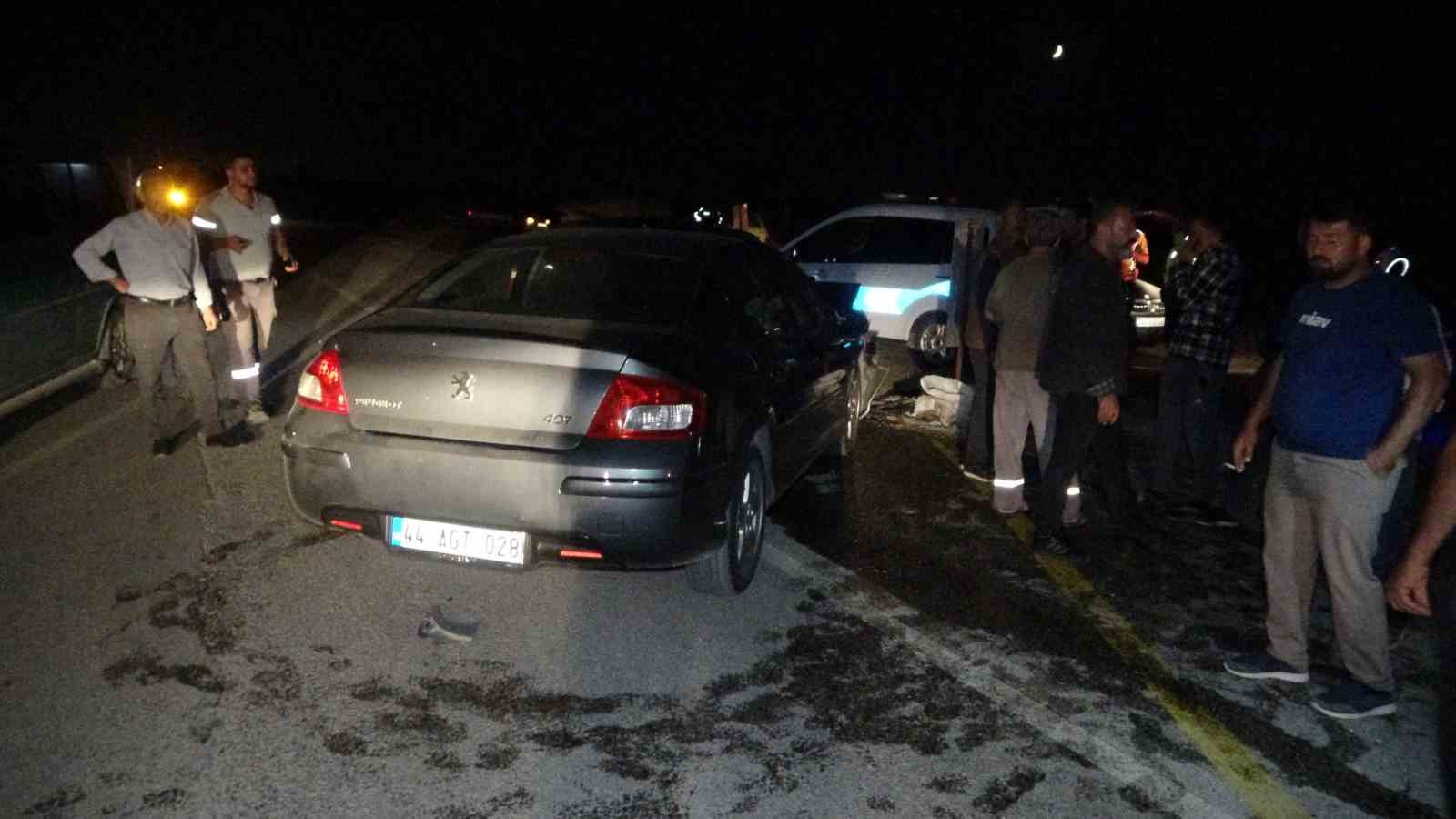 Malatya’da iki otomobil kafa kafaya çarpıştı: 1’i ağır 5 yaralı
