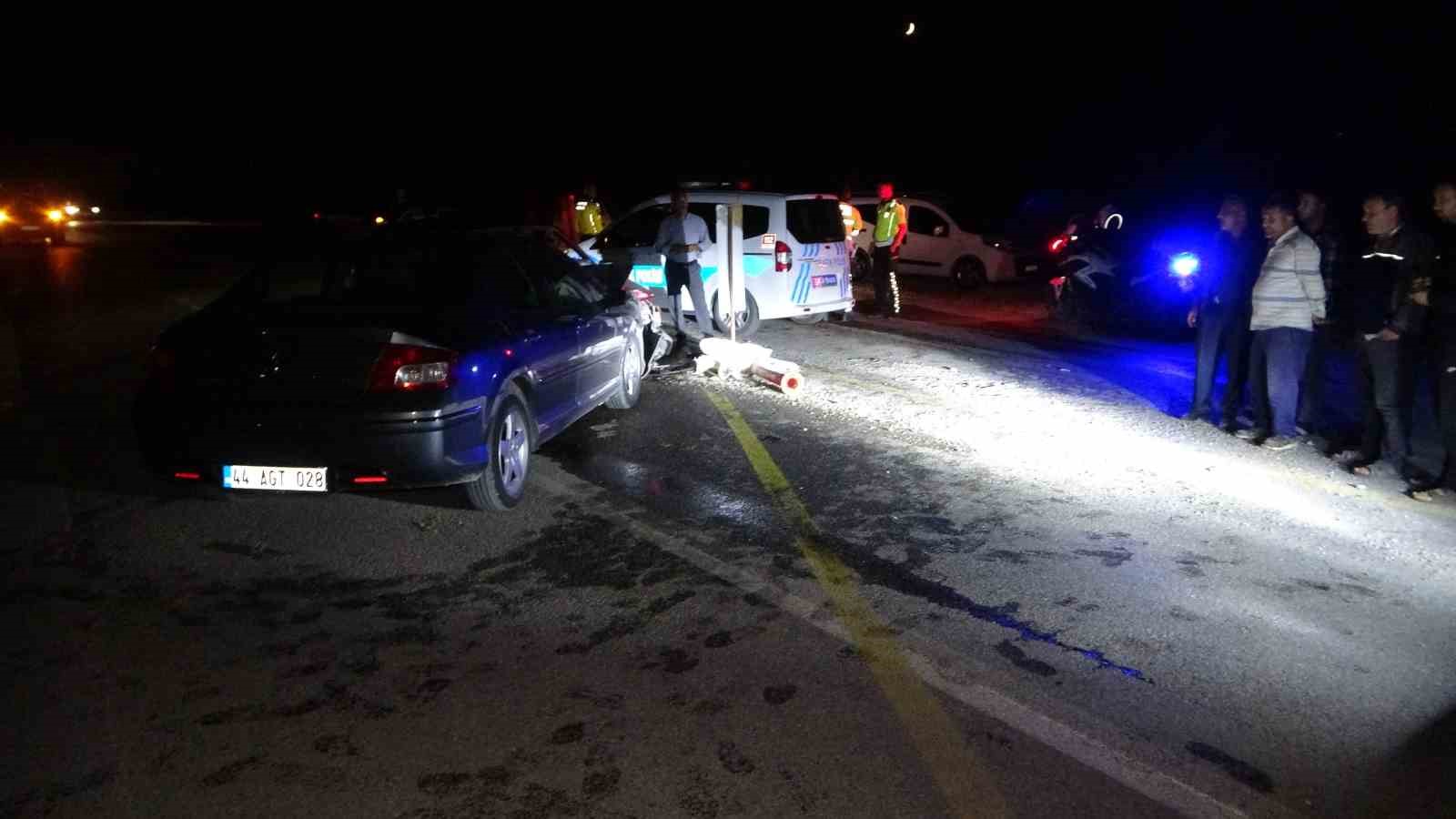 Malatya’da iki otomobil kafa kafaya çarpıştı: 1’i ağır 5 yaralı
