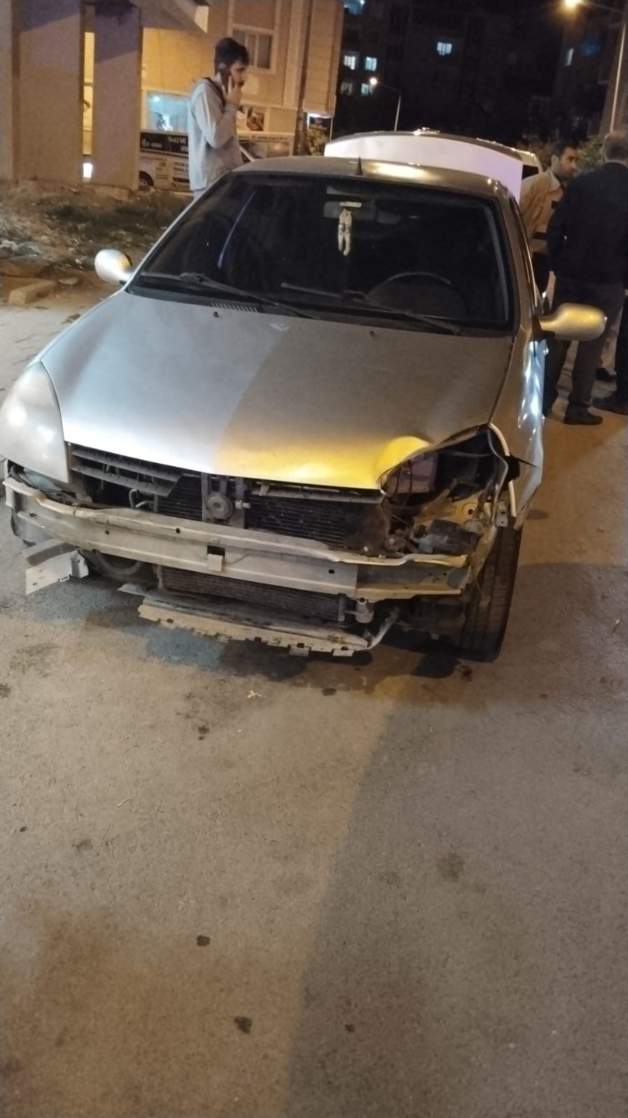 Muş’ta otomobilin çarptığı motosiklet kamyonetin altına girdi: 2 yaralı
