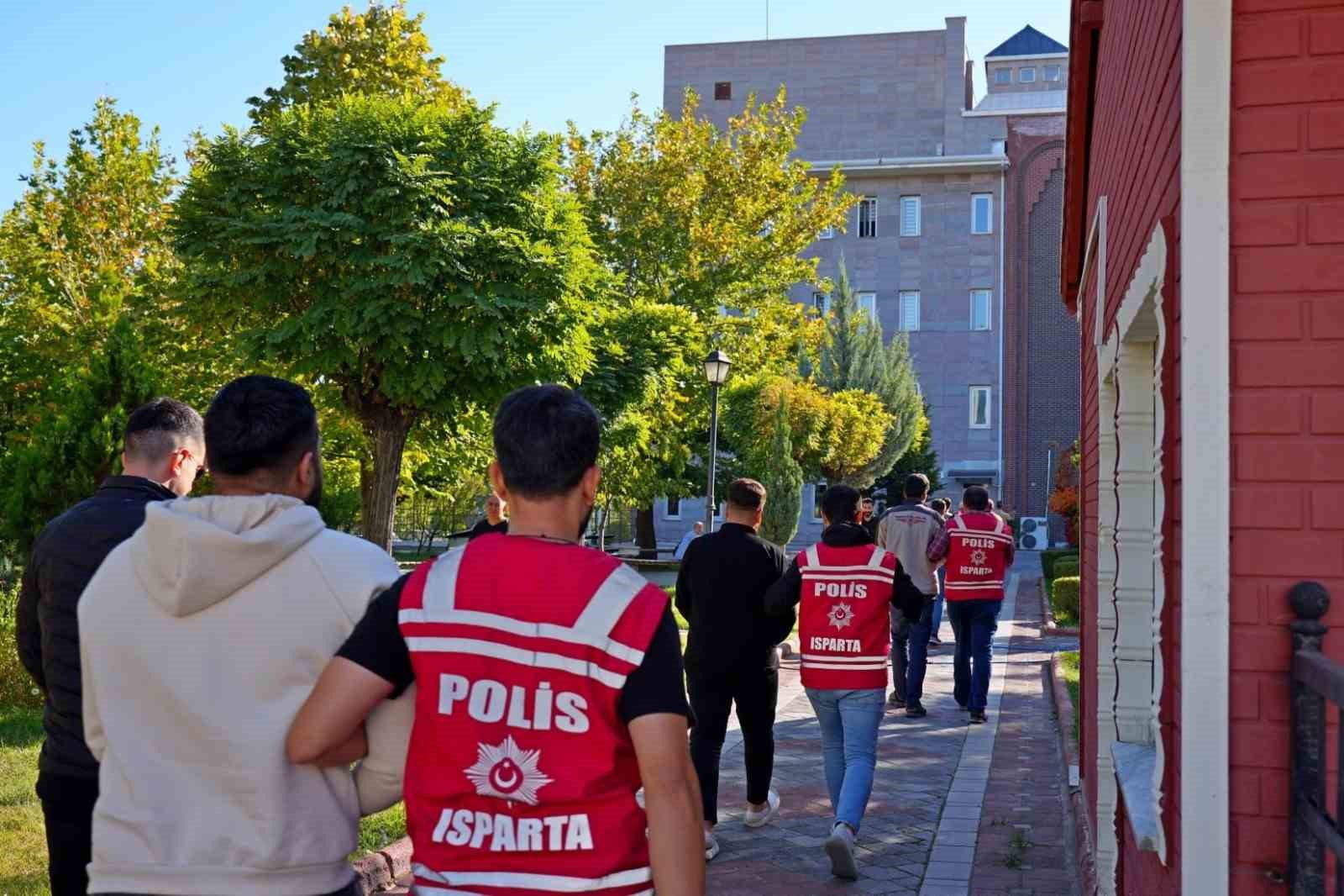 Kendilerini polis olarak tanıtıp 3 milyon TL vurgun yapan 8 kişi tutuklandı
