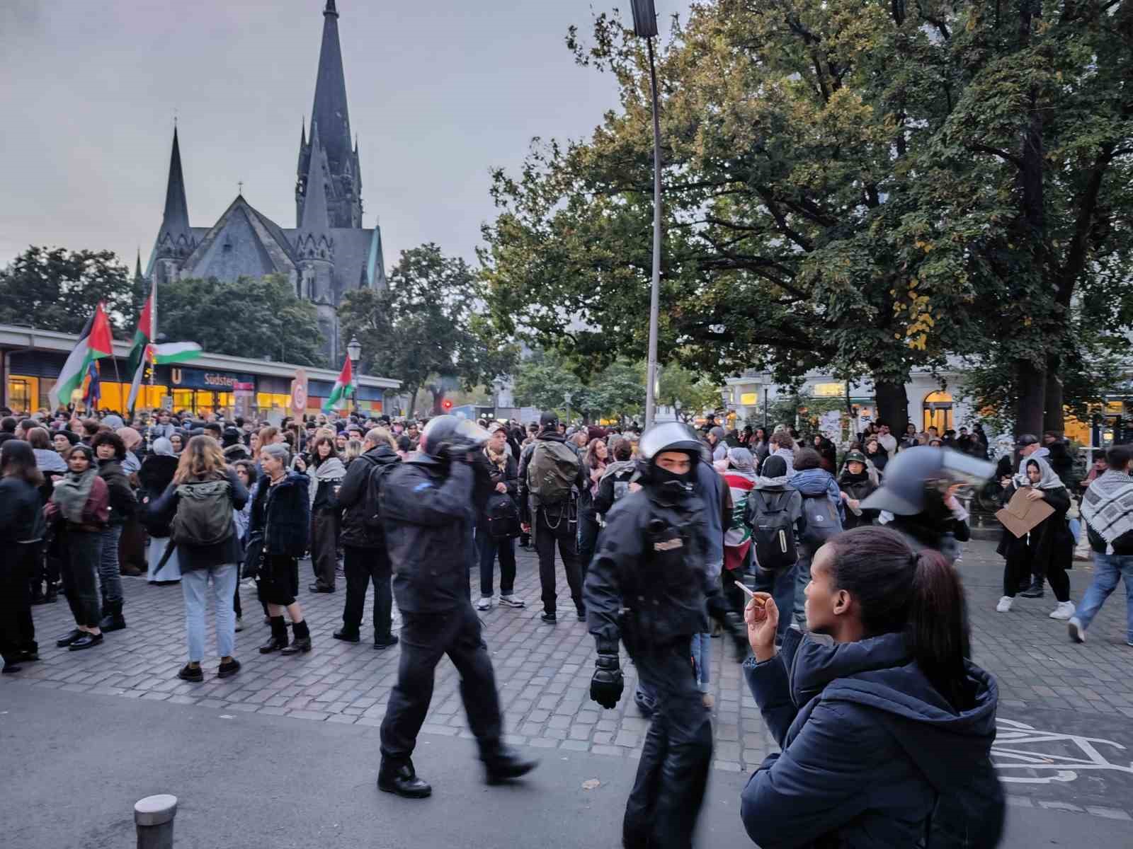 Berlin’de Filistin’e destek gösterisine polisten müdahale
