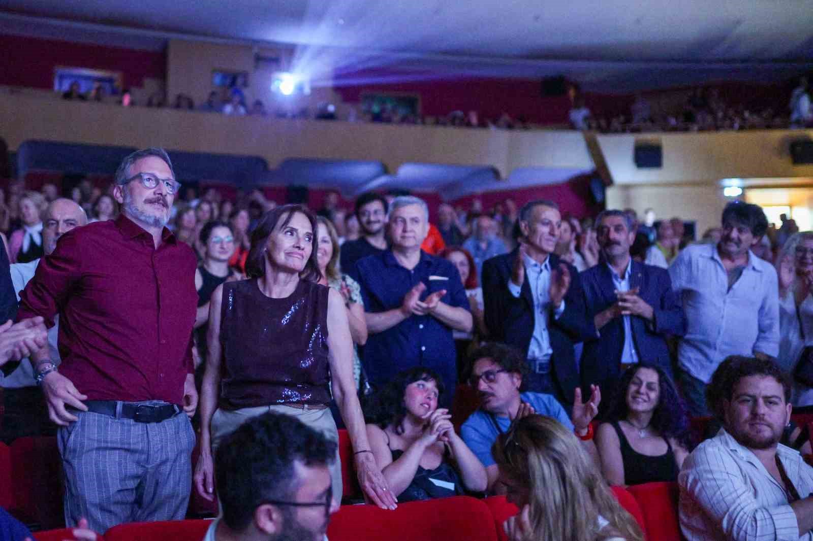 Altın Portakal’da prömiyeri yapılan “Mukadderat” dakikalarca alkışlandı
