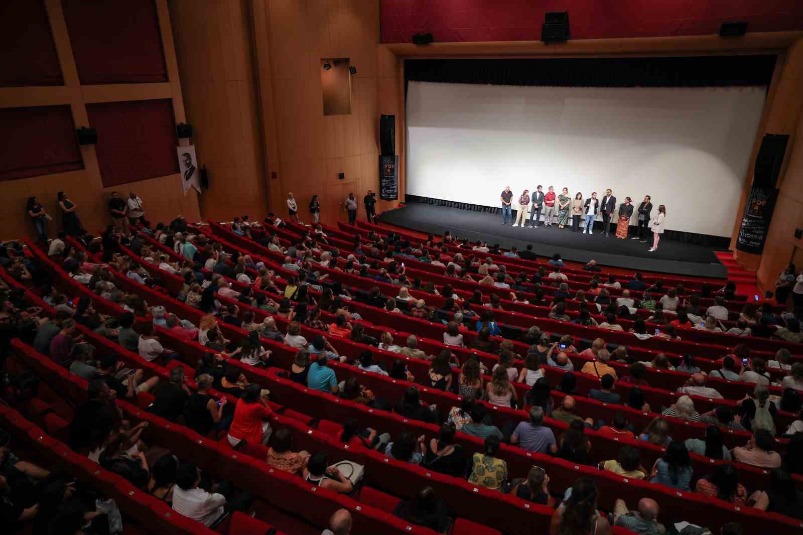 Altın Portakal’da prömiyeri yapılan “Mukadderat” dakikalarca alkışlandı
