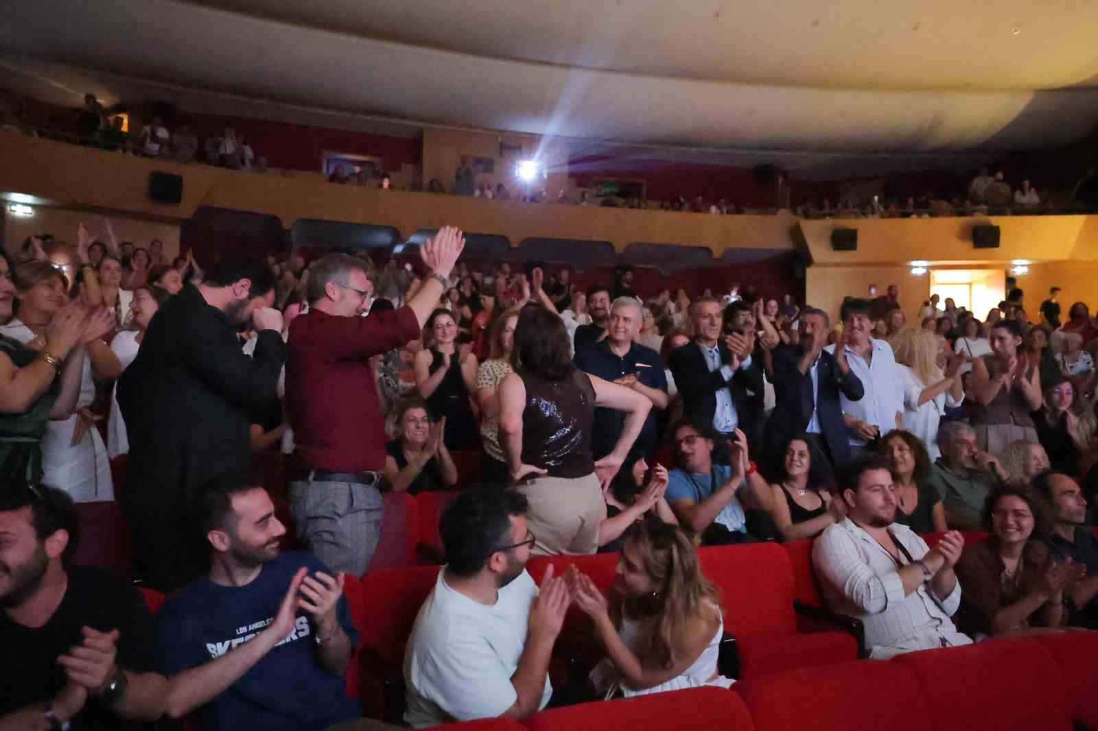 Altın Portakal’da prömiyeri yapılan “Mukadderat” dakikalarca alkışlandı
