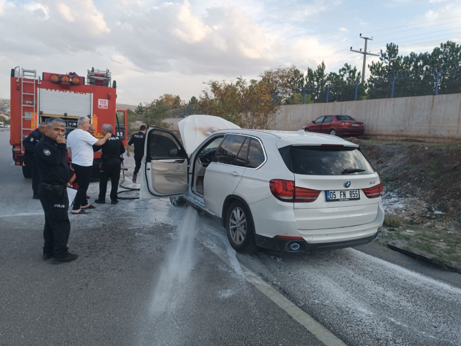 Ankara’da lüks otomobil yandı
