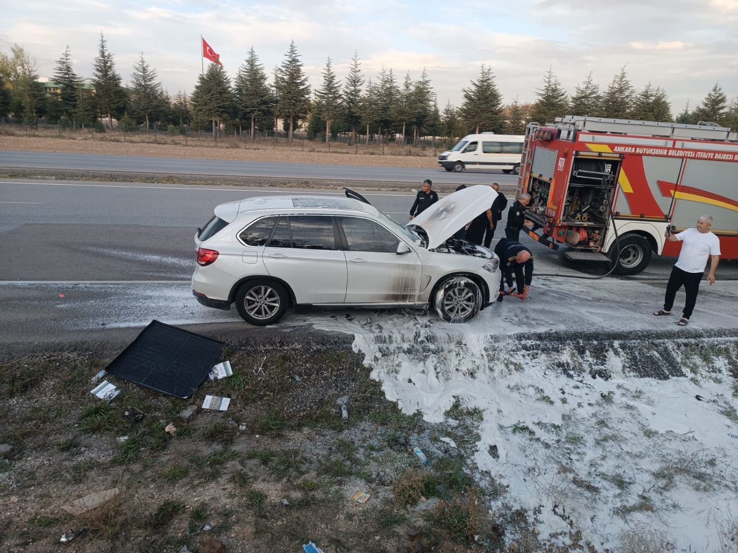 Ankara’da lüks otomobil yandı
