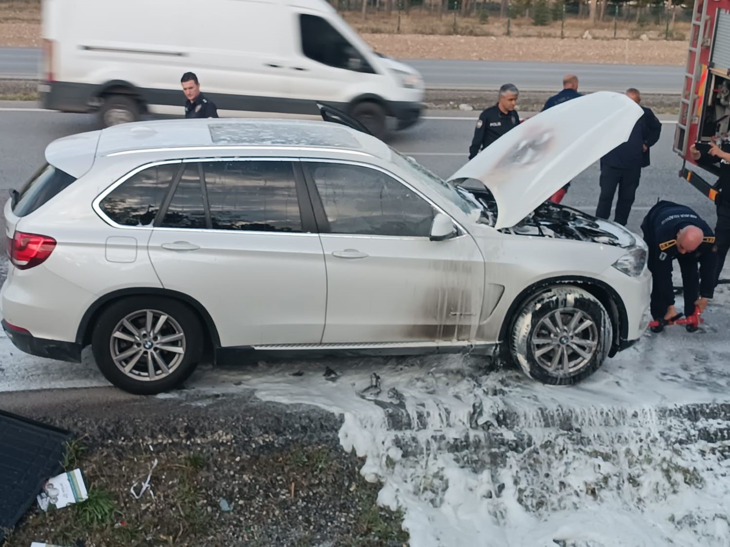 Ankara’da lüks otomobil yandı
