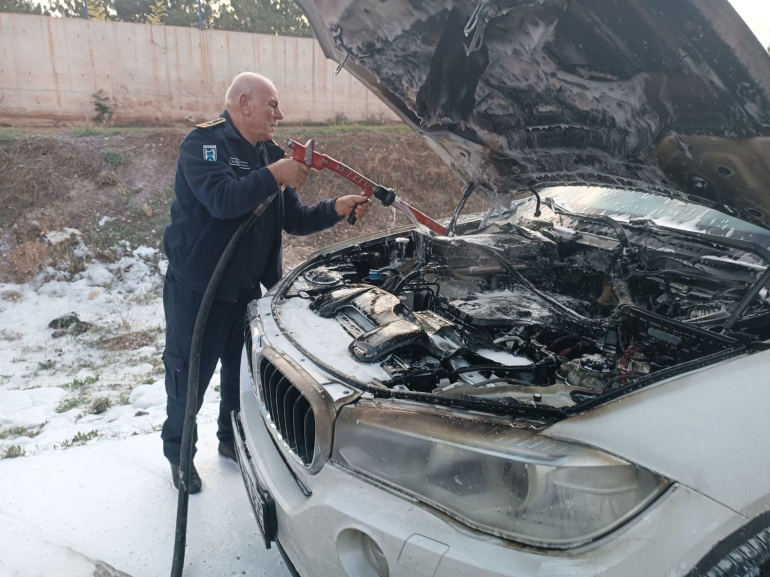 Ankara’da lüks otomobil yandı
