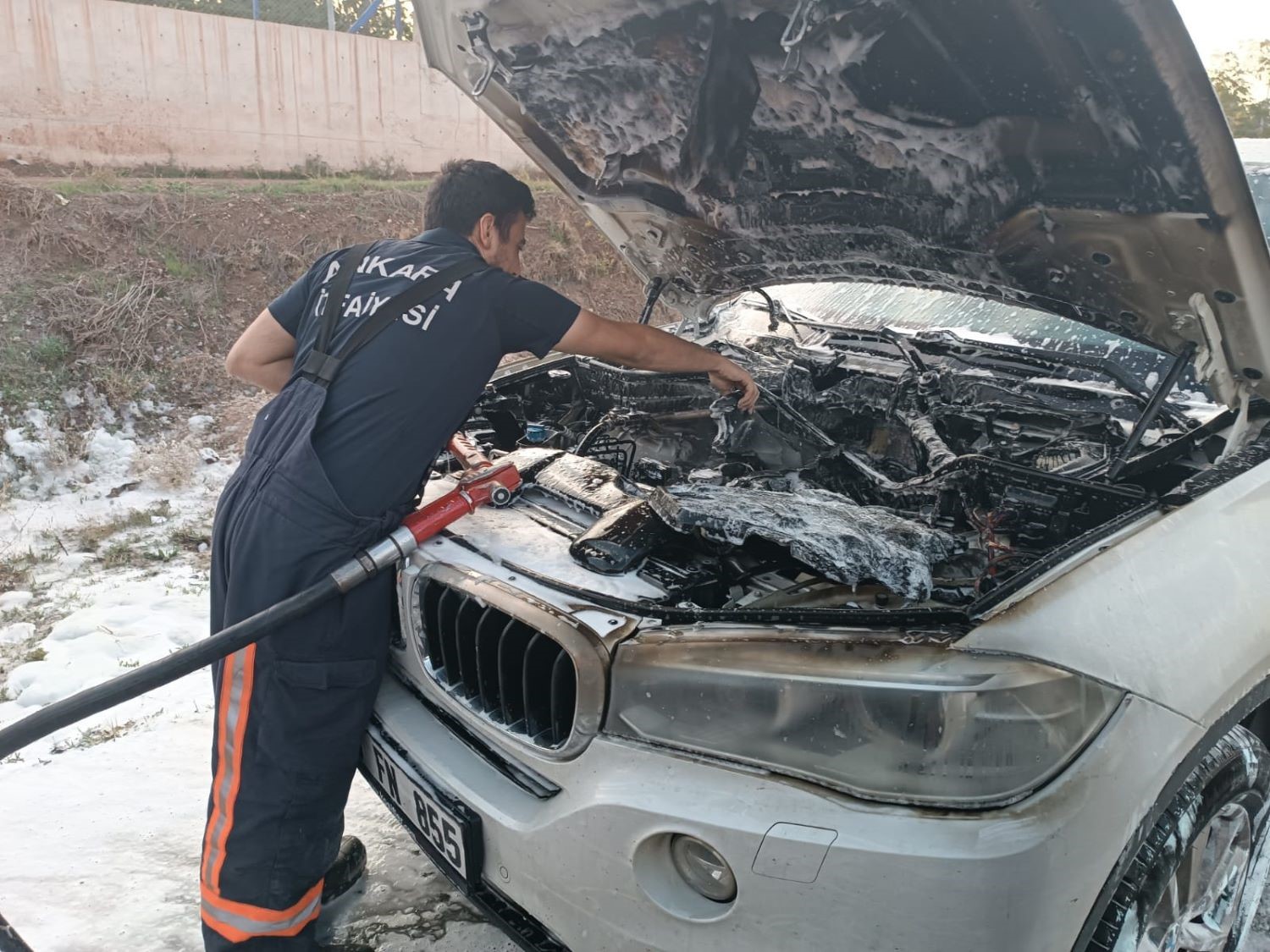 Ankara’da lüks otomobil yandı
