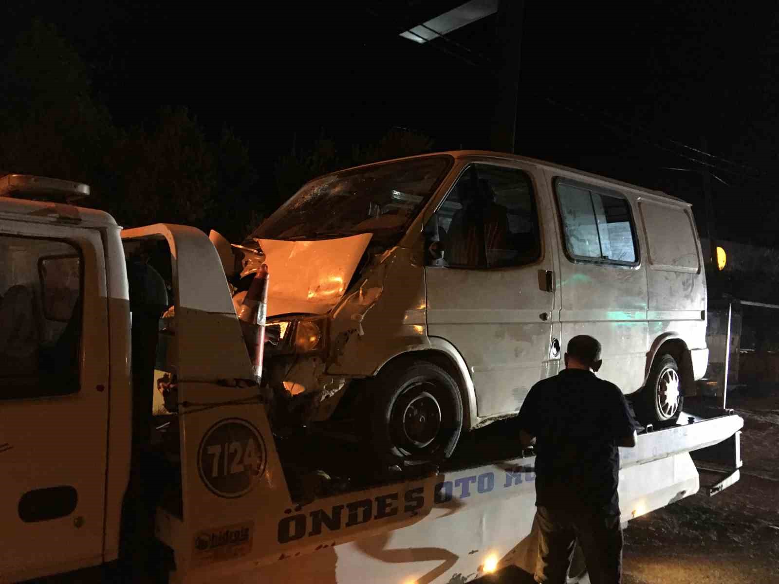 Germencik’te minibüs ile çekici çarpıştı: 3 yaralı
