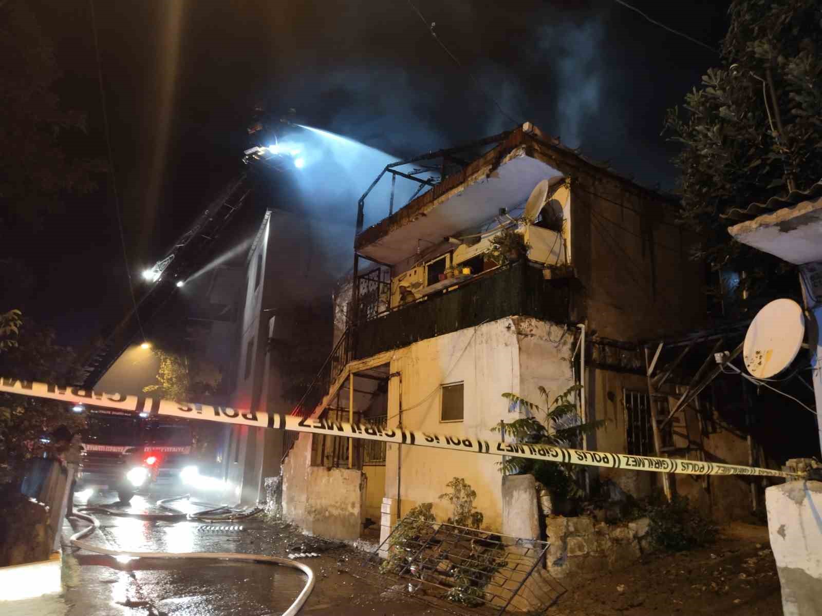 Pendik’te iki katlı ev alev alev yandı
