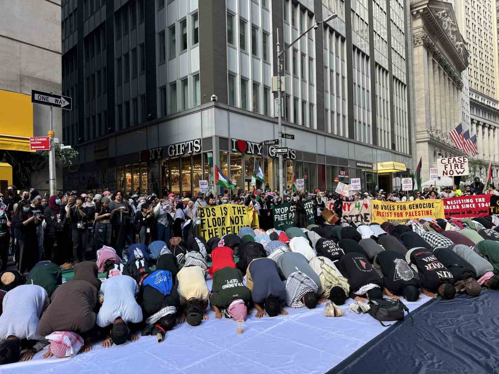 New York’ta binlerce Filistin yanlısı, İsrail saldırılarını 1. yılında protesto etti
