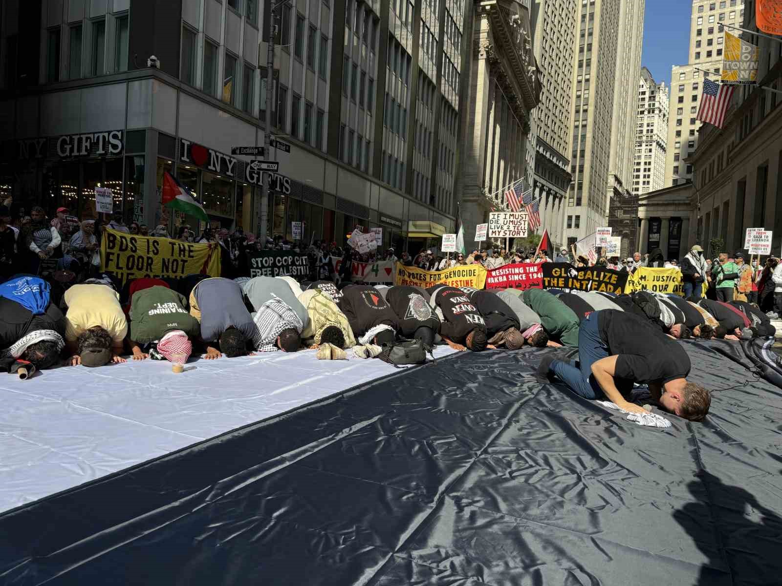 New York’ta binlerce Filistin yanlısı, İsrail saldırılarını 1. yılında protesto etti
