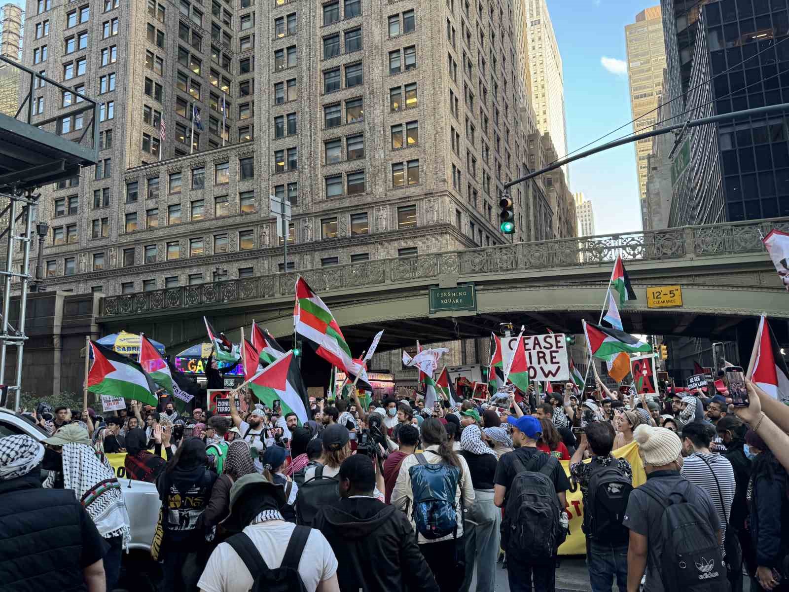 New York’ta binlerce Filistin yanlısı, İsrail saldırılarını 1. yılında protesto etti
