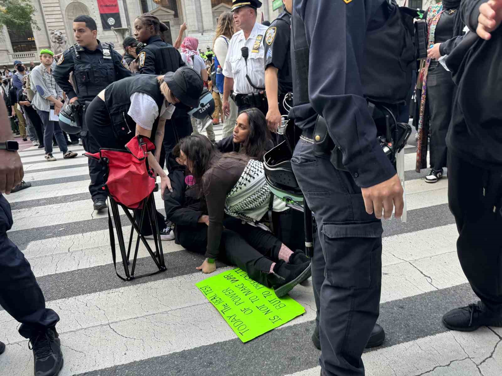 New York’ta binlerce Filistin yanlısı, İsrail saldırılarını 1. yılında protesto etti
