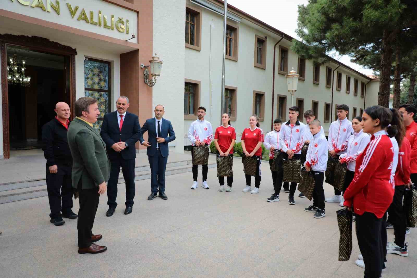 Erzincanlı sporcular Vali Aydoğdu’yu ziyaret etti
