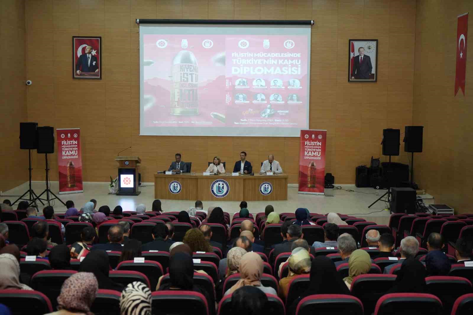 Bayburt’ta ’Filistin Mücadelesinde Türkiye’nin Kamu Diplomasisi’ konulu panel düzenledi
