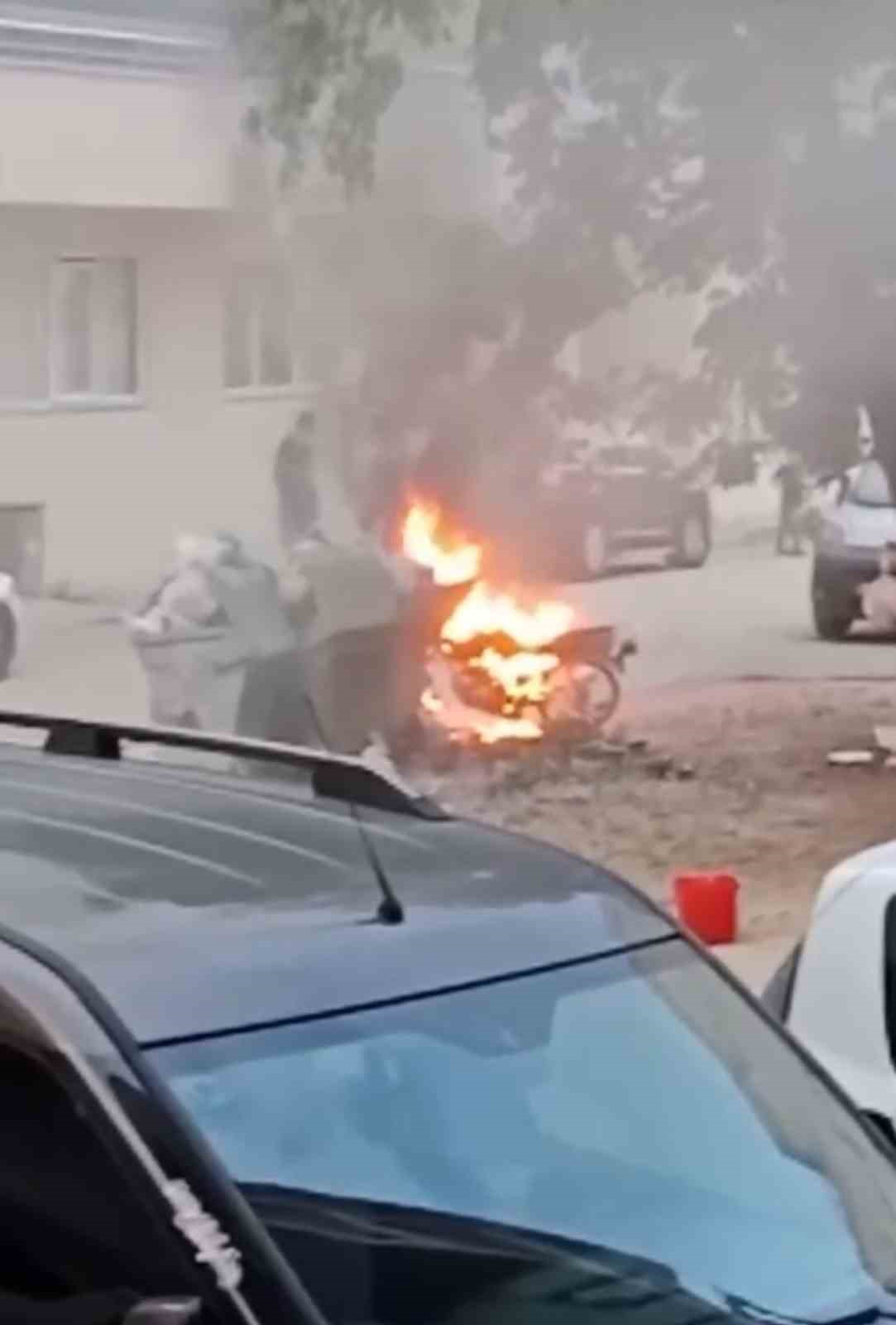 Bursa’da park halindeki motosiklet alev alev yandı
