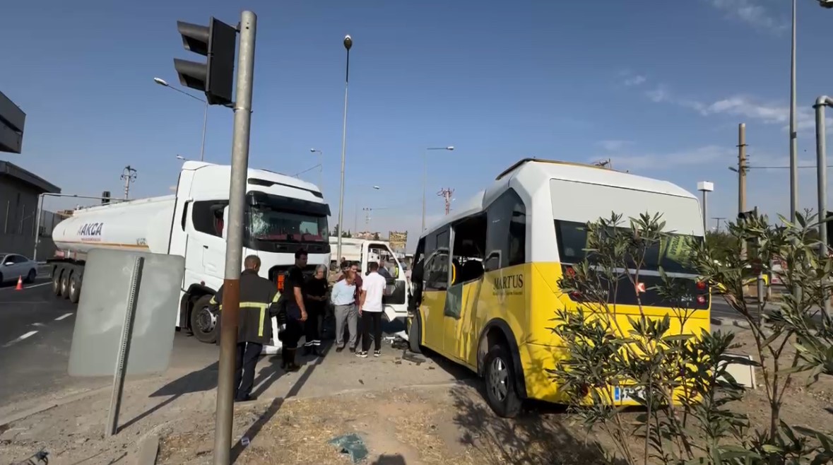 Mardin’de tanker ile şehiriçi minibüsü çarpıştı: 1 yaralı
