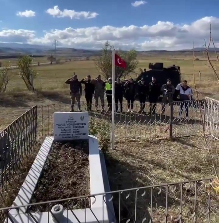 Şehidin kabrinin temizliğini ve bakımını el birliğiyle yaptılar
