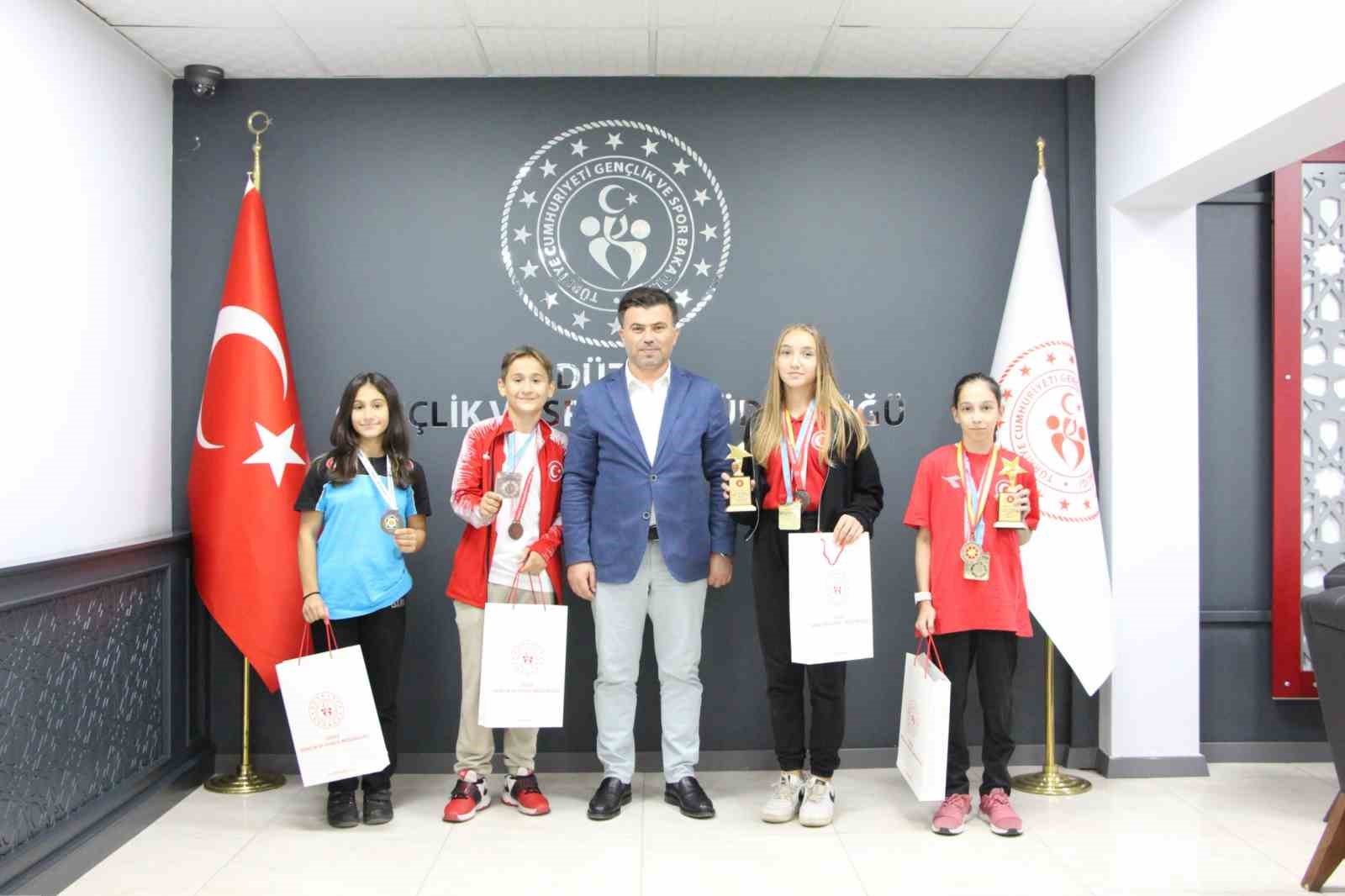 Yazıcı’dan başarılı sporculara hediye
