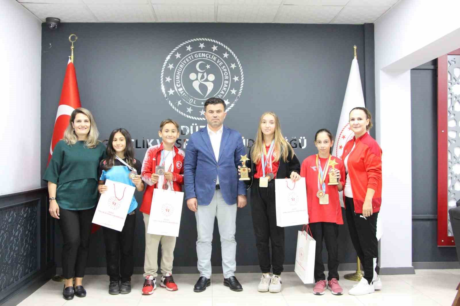 Yazıcı’dan başarılı sporculara hediye
