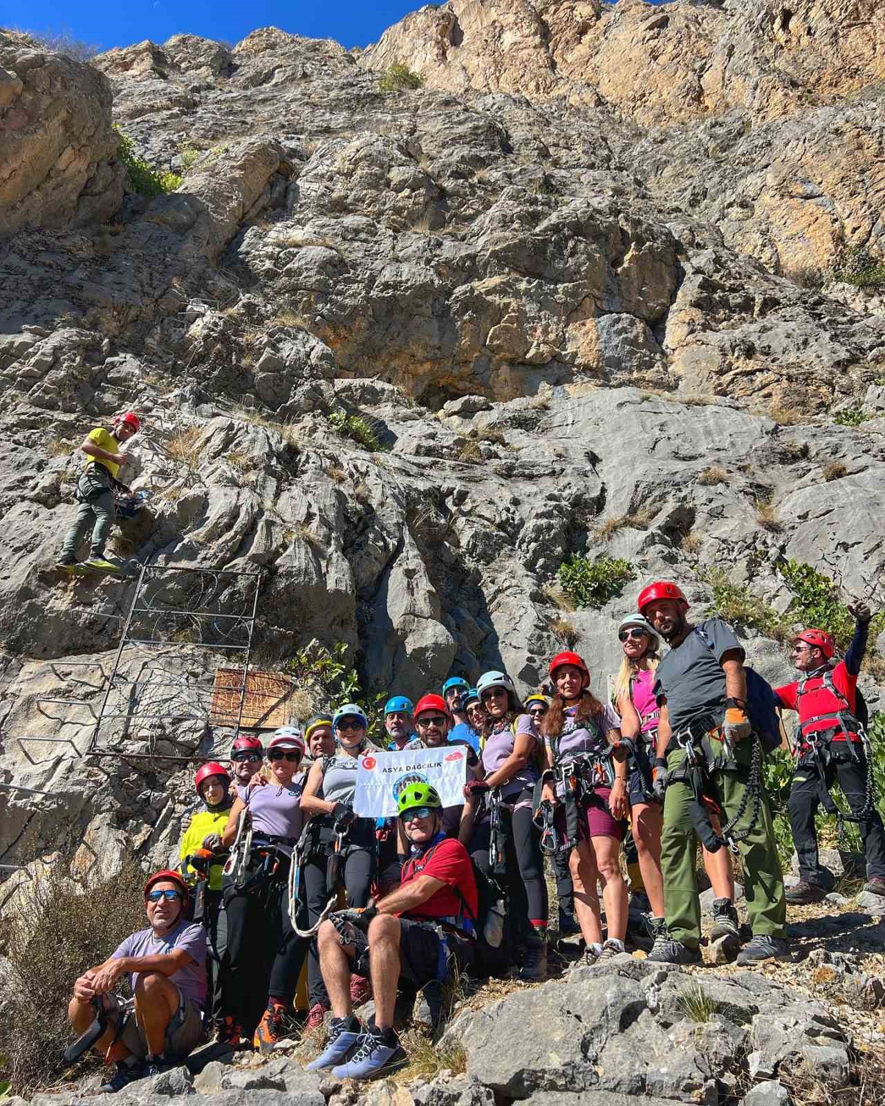 Dağcılar Kemaliye’de tırmanış gerçekleştirdi
