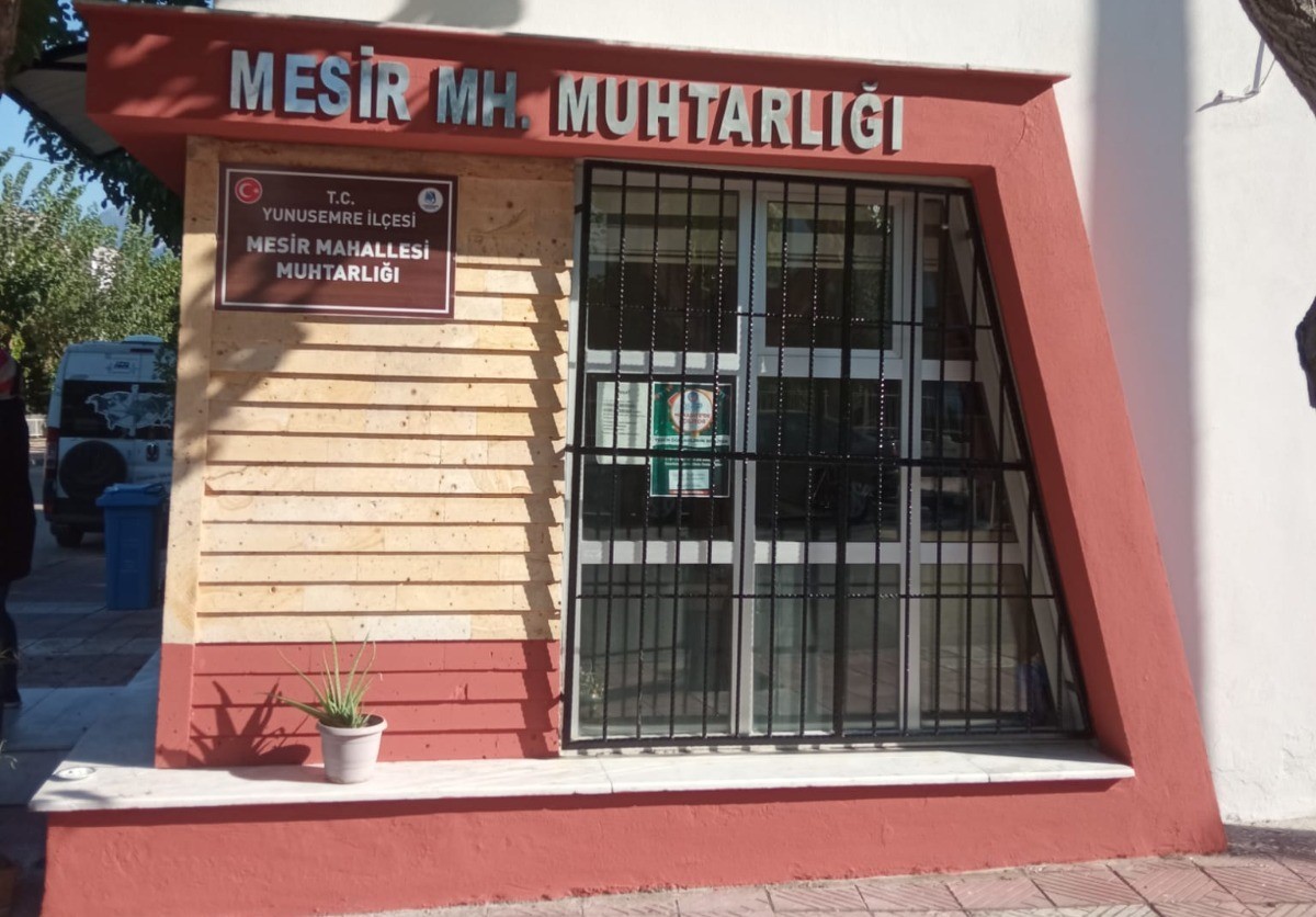 Yunusemre’den muhtarlıklara bakım çalışması
