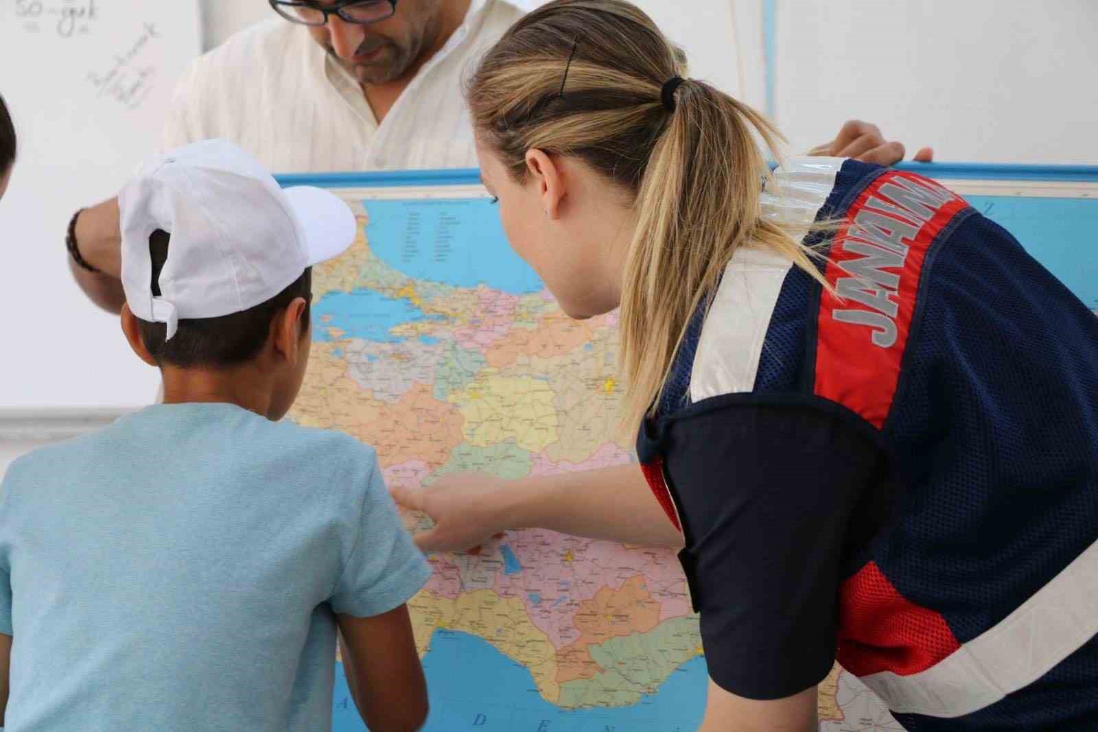 Jandarma ekipleri öğrencilerle bir araya geldi
