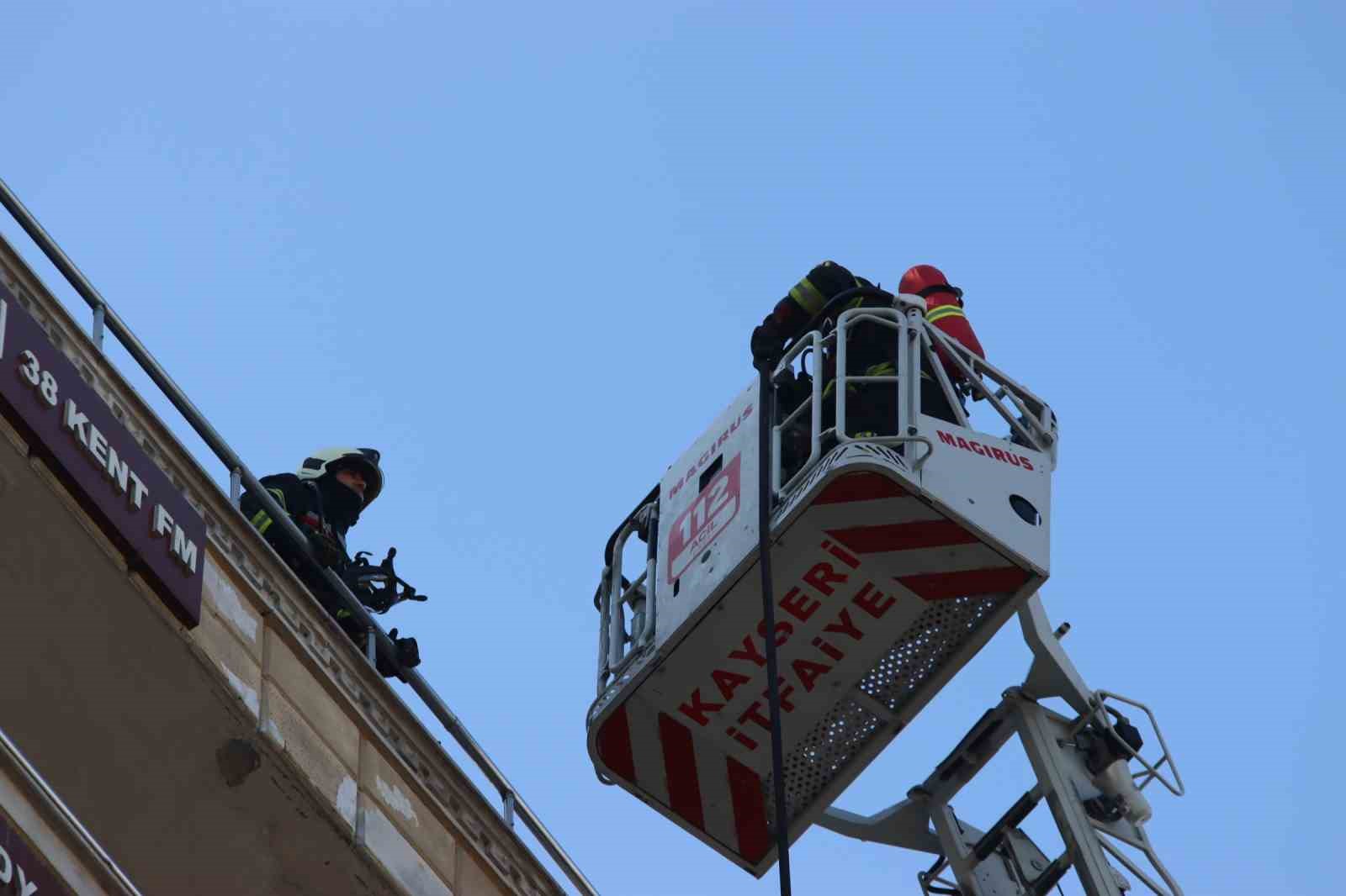 İş yerinin terasında çıkan yangını itfaiye söndürdü
