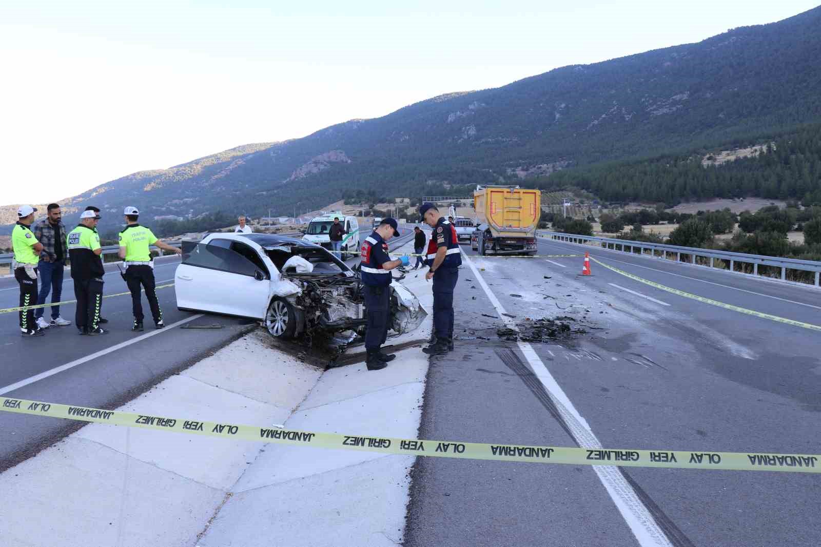 Hafriyat kamyonuna arkadan çarpan genç sürücü hayatını kaybetti
