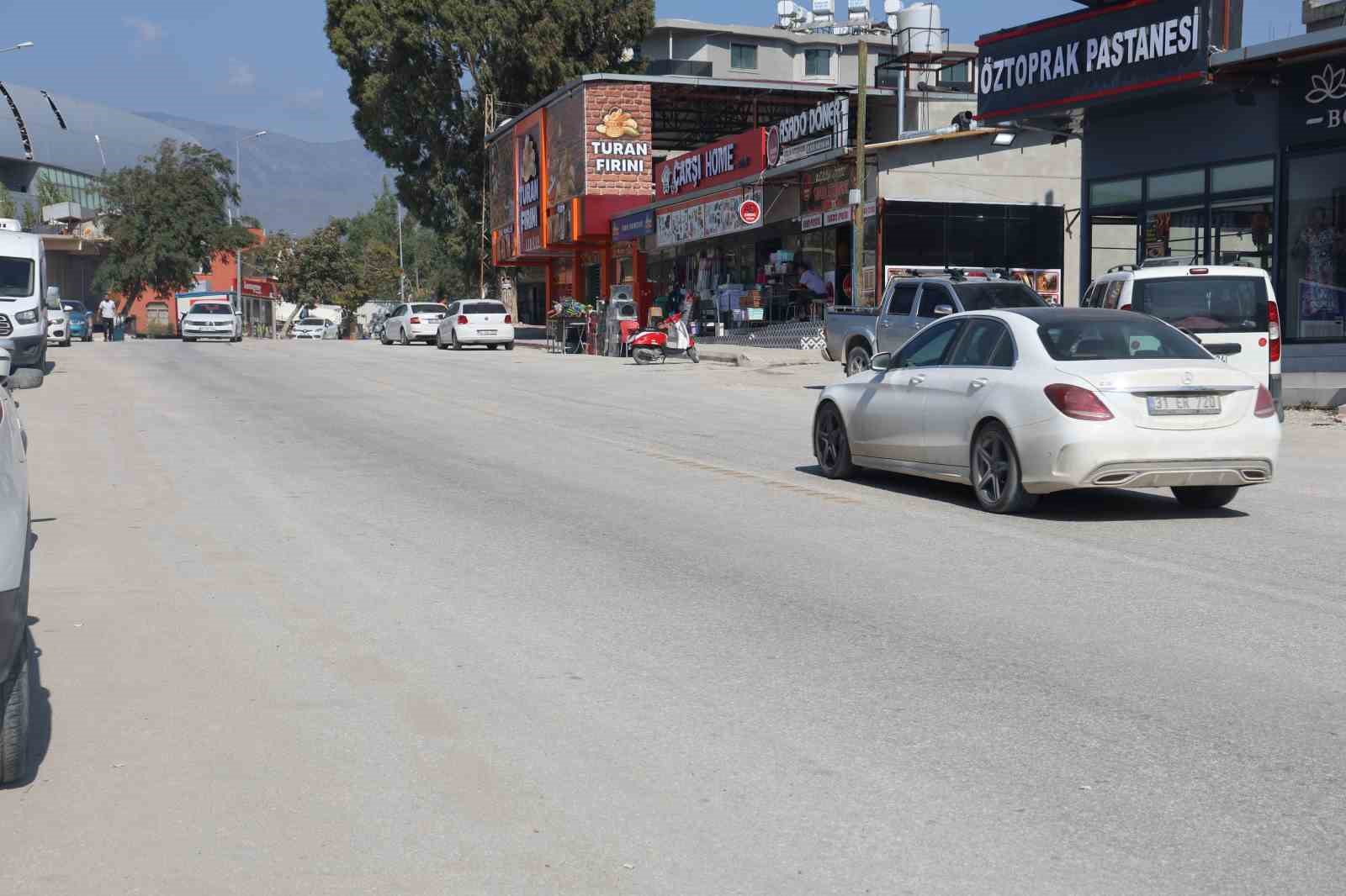 Karşıya geçmek isteyen bisikletli çocuğa otomobilin çarptığı kaza kamerada
