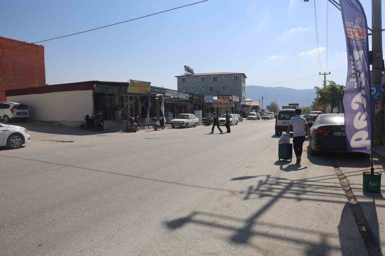 Karşıya geçmek isteyen bisikletli çocuğa otomobilin çarptığı kaza kamerada
