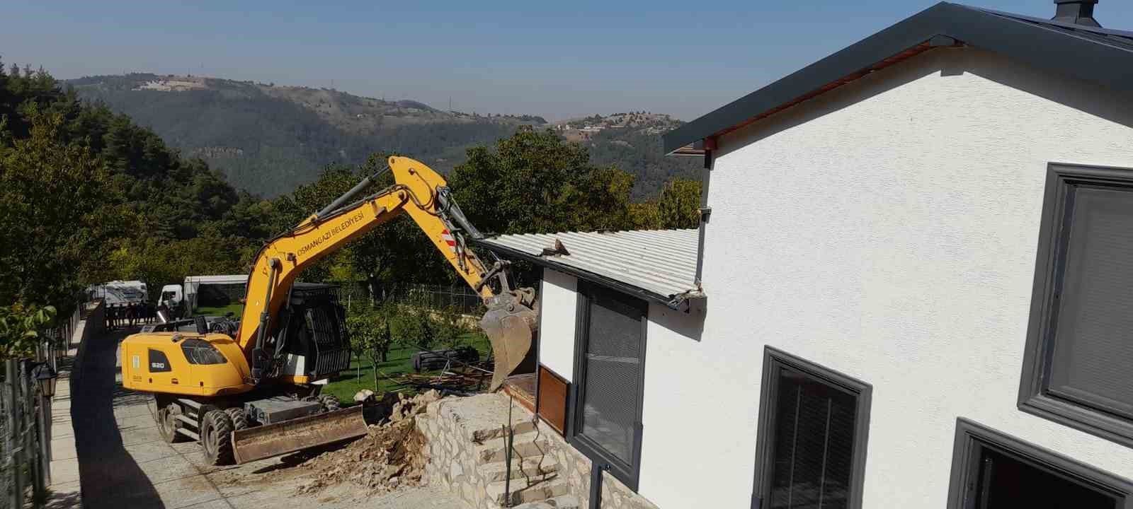 Gökçeören’de kaçak bir villa daha yıkıldı
