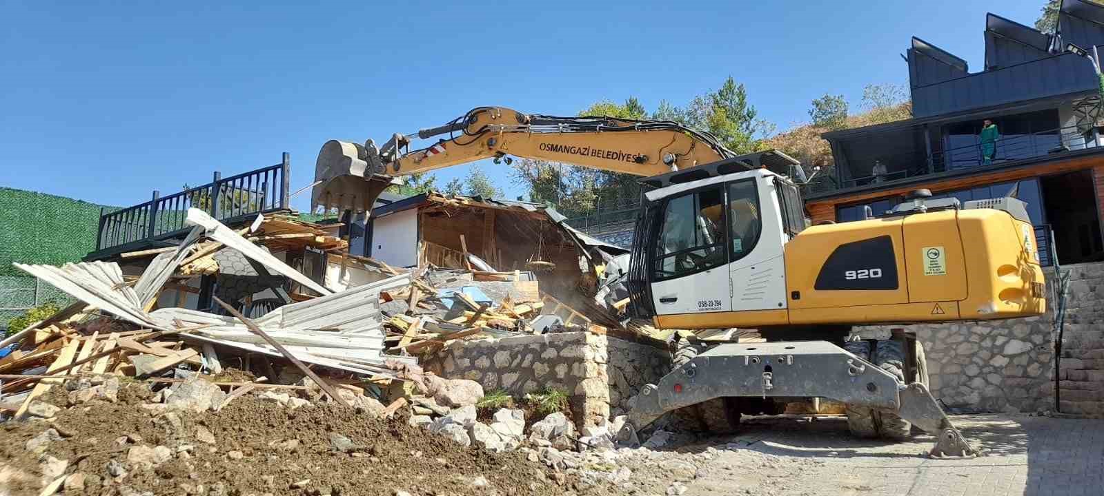 Gökçeören’de kaçak bir villa daha yıkıldı
