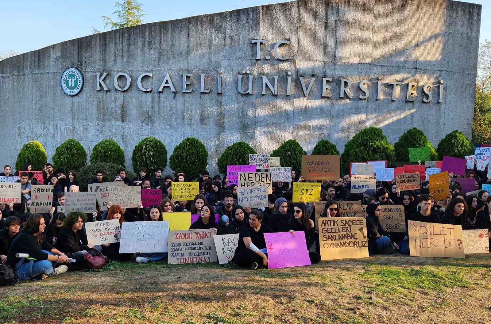 Üniversite öğrencileri, kadına şiddete karşı siyah giyindi, oturma eylemi yaptı
